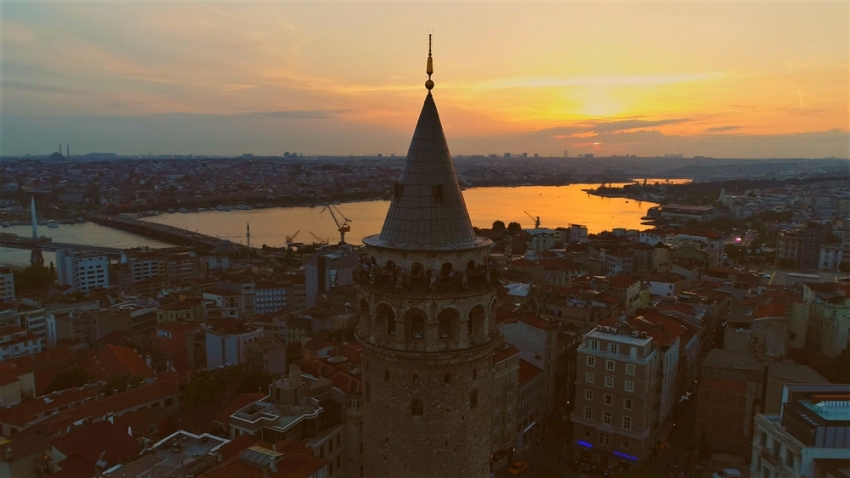 Galata Kulesi’nin gün batımıyla birleşen manzarası mest etti