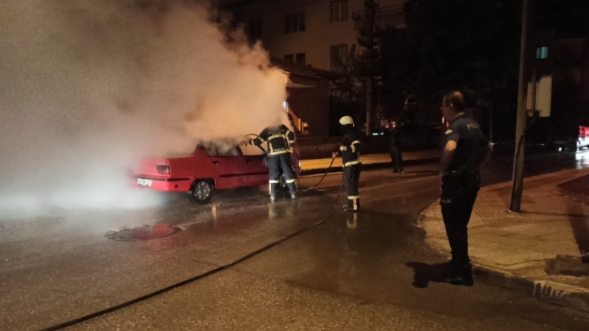 Seyir halindeki otomobil alev alev yandı