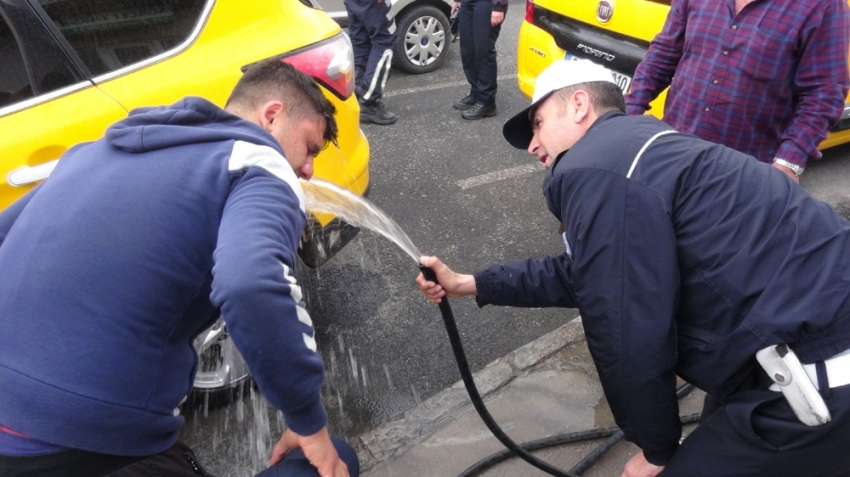 Polis önce biber gazı sıktı, sonra yüzlerini yıkadı