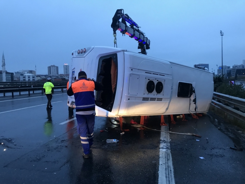 TEM Otoyolu’nda servis midibüs devrildi; 11 yaralı