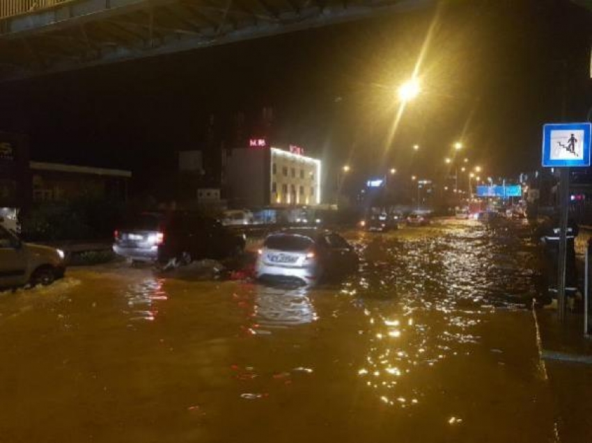 Trabzon'da sokaklar, sulara teslim oldu! 