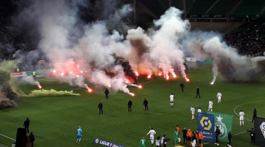 Futbol sahası savaş alanına döndü