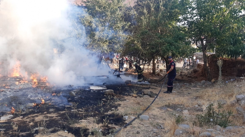 Korkutan yangın evlere sıçramadan söndürüldü