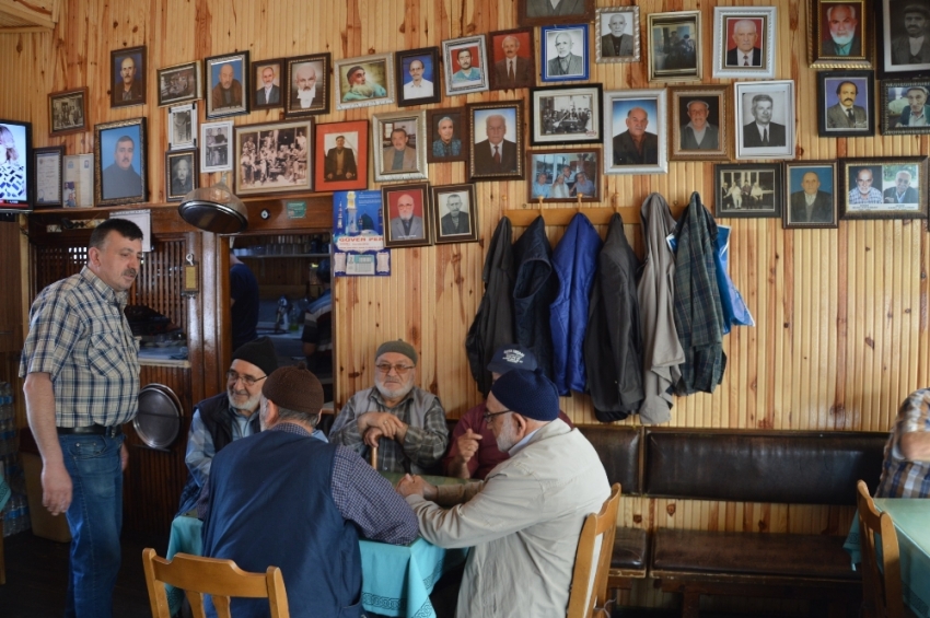 Ölen müşterilerin fotoğraflarını duvarlarda sergiliyor