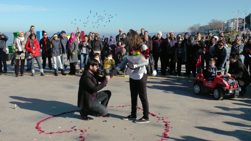 Şehir merkezinde evlenme teklifi