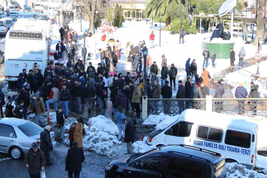 Boşanma aşamasındaki eşini bıçakla yaraladı