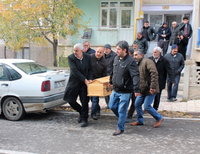 Emekli öğretmen, Öğretmenler Günün’nde oğlunu öldürdü