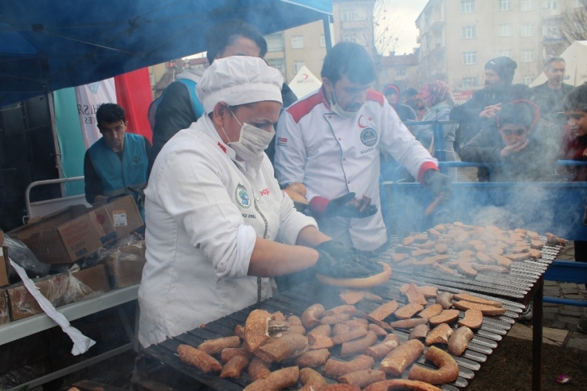 Festival iptal edildi, 1 ton sucuk Elazığ’da depremzedelere ikram edildi