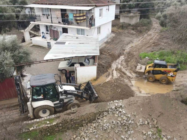 Efeler Belediyesi sağanak yağışın kapattığı yolları açtı
