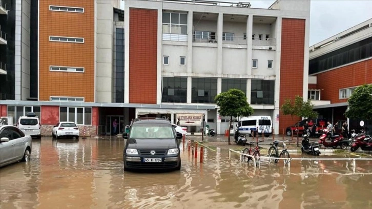 Ege Bölgesi'nde bazı illerde sağanak su baskınlarına neden oldu