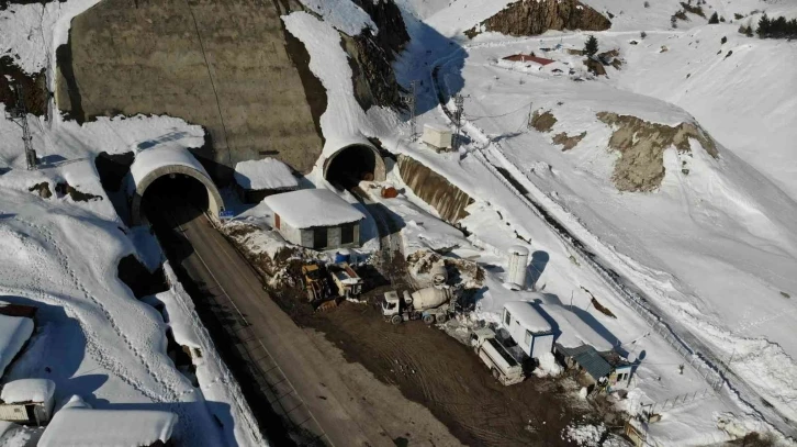 Eğibel’e kar düştü, tünel tek şeritten ulaşıma açıldı
