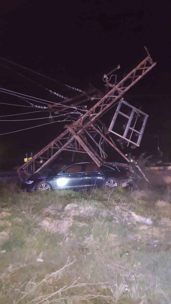 Ehliyetsiz sürücünün çarptığı elektrik direği aracın üzerine devrildi, 3 kişi yaralandı
