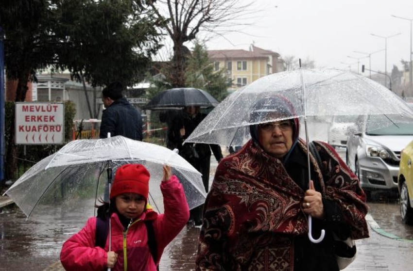 Bursa'da şiddetli yağmur vatandaşları ıslattı