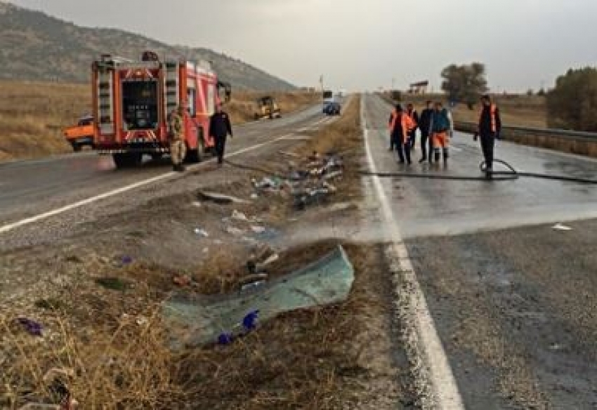 Yolcu otobüsü devrildi: 7 ölü, 24 yaralı