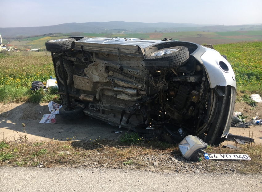 Yoldan çıkan araç yan yattı: 3 yaralı