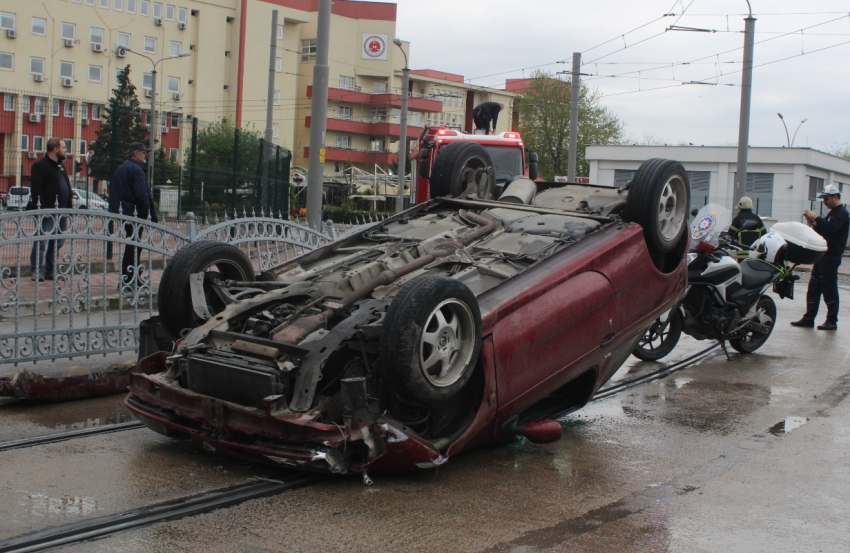 Tramvay yoluna giren otomobil, bariyerlere çarparak takla attı: 1 yaralı