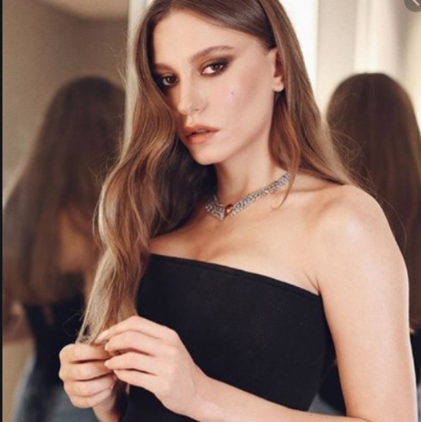 Serenay Sarıkaya leopar desenli bikinisiyle poz verdi gözler boynundaki dev elmas kolyede kaldı!