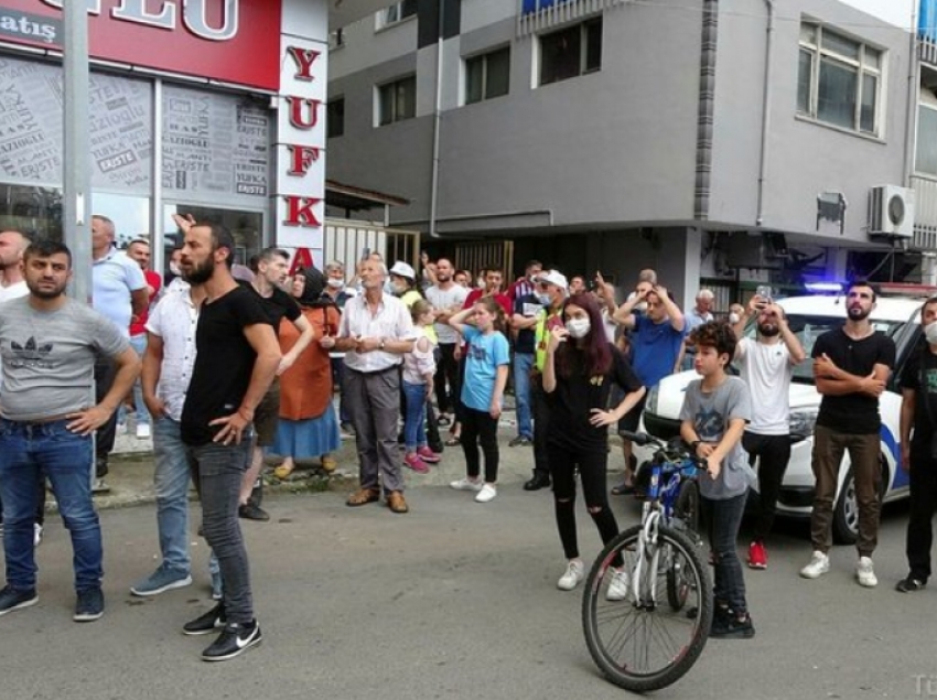 Film gibi seyredip, cep telefonuyla görüntülemeye çalıştılar