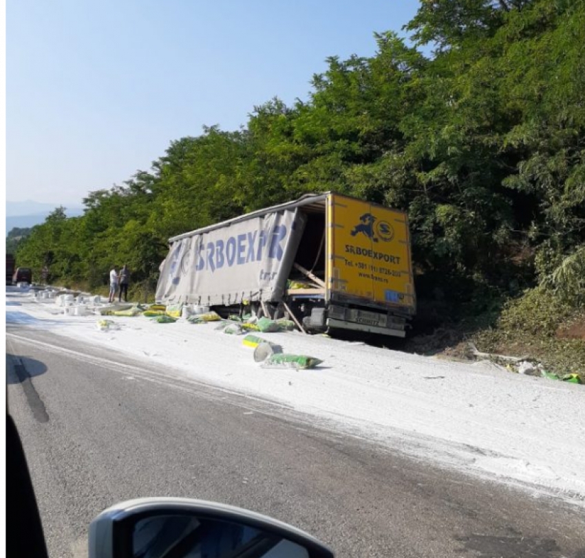 Bursa'da şarampole devrilen TIR'daki boyalar yola saçıldı