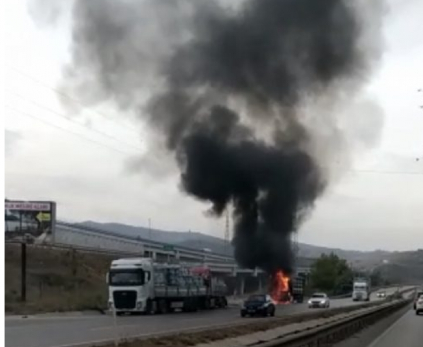 Bursa İstanbul karayolundaki tır alev alev yandı