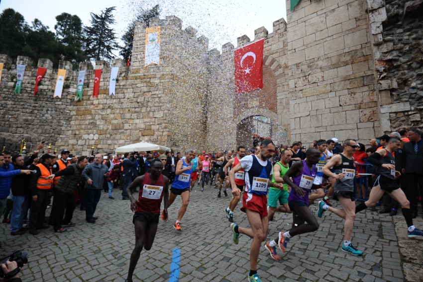 Tarihi maratona Kenyalı damgası