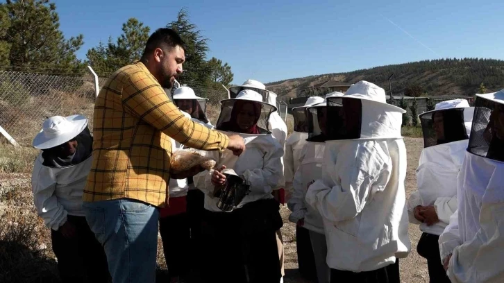 Ekolojik Köy’de arıcılık eğitimi
