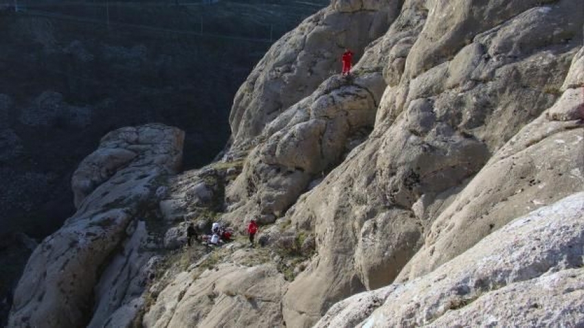 Fotoğraf çekerken uçurumdan düştü!