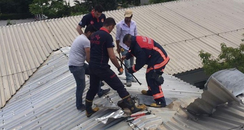 Elazığ'da çatıya sıkışan şahsı itfaiye kurtardı