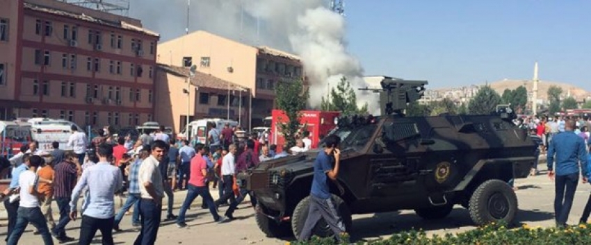 Elazığ emniyetine bombalı araç saldırısı: 3 polis şehit