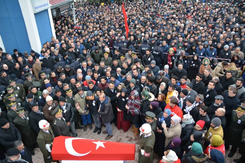 El Bab şehidini binler uğurladı