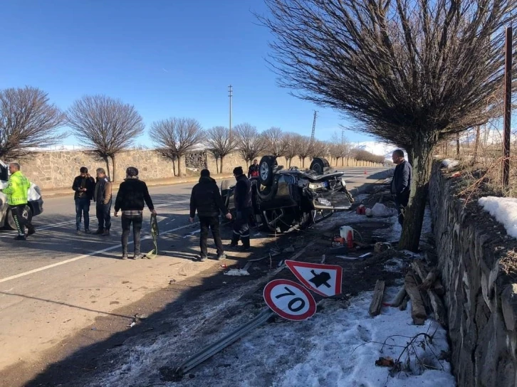 Elazığ  ağaca  çarpan hafif ticari araç ters döndü: 2 yaralı
