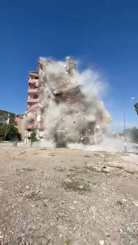 Elazığ’da ağır hasarlı bina, tek dokunuşla yerle bir oldu
