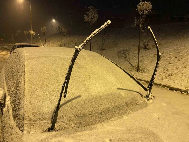 Elazığ’da araçların camları buz tuttu
