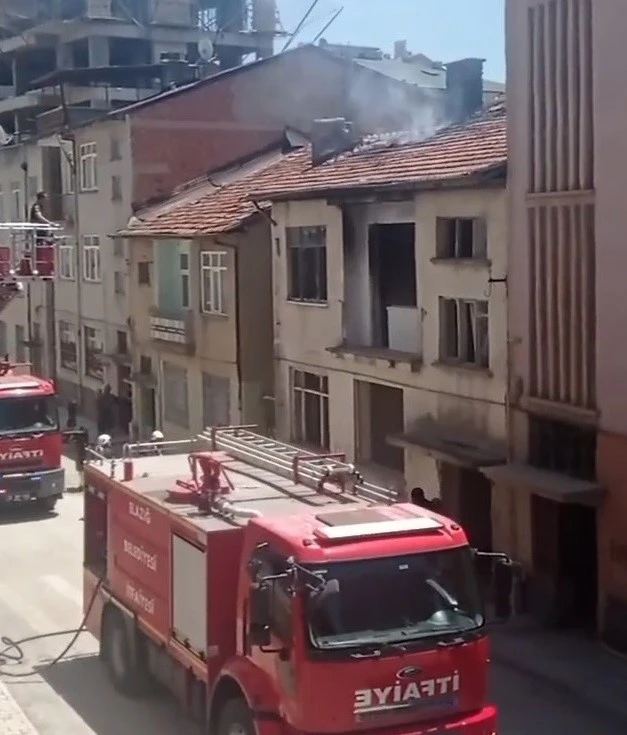 Elazığ’da çatı yangını, büyümeden söndürüldü
