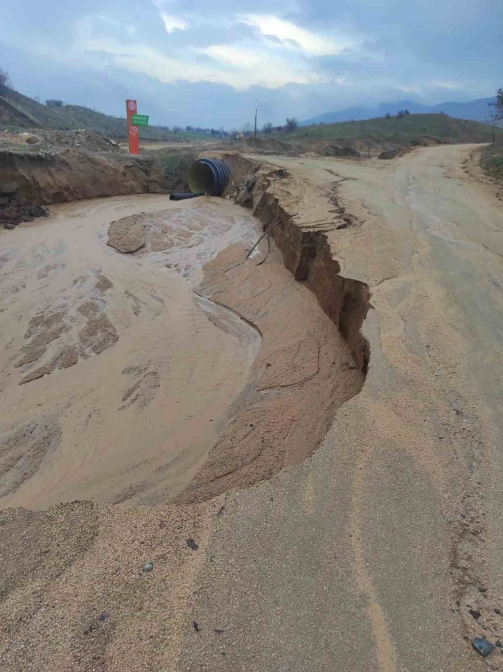 Elazığ’da çöken köy yolları ulaşıma kapandı
