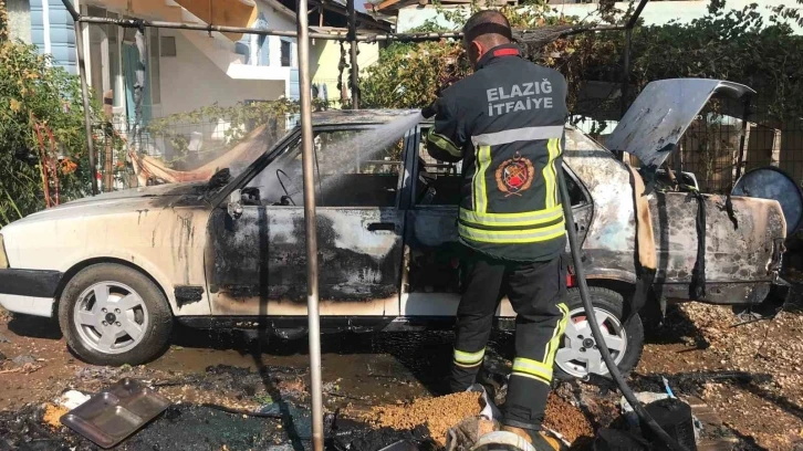 Elazığ’da depoyla birlikte otomobil de küle döndü
