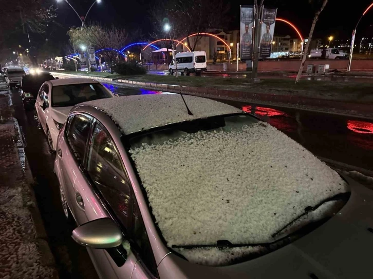 Elazığ’da dolu ve sağanak hayatı felç etti
