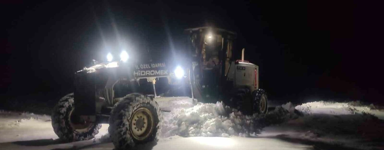 Elazığ’da ekiplerin kar mesaisi gece de devam etti
