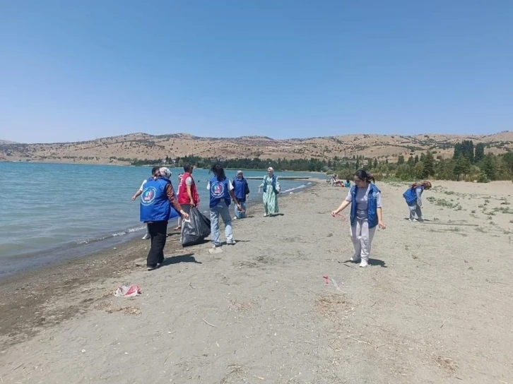 Elazığ’da gençler Hazar gölünde çevre temizliği yaptı
