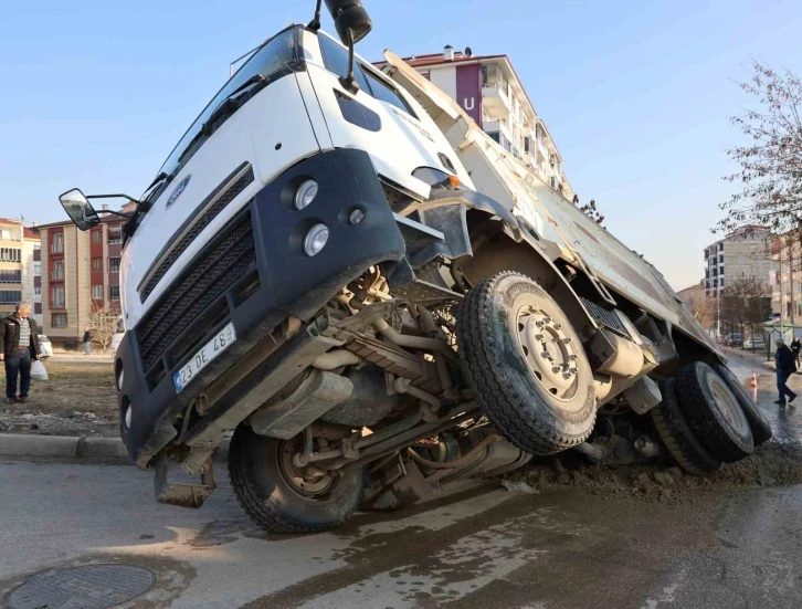 Elazığ’da ilginç kaza: Yol çöktü kamyon çukura düştü
