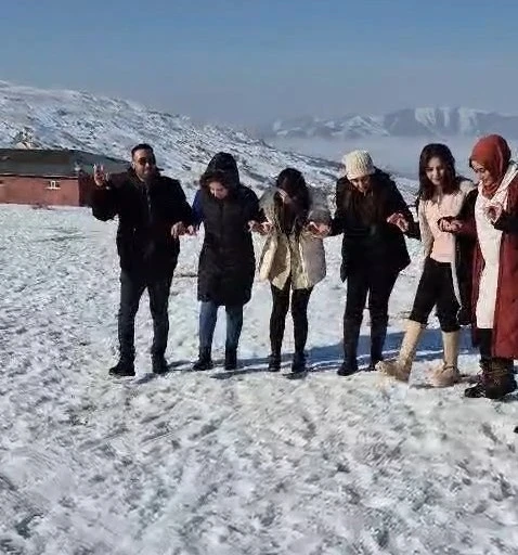 Elazığ’da kar üstünde halay
