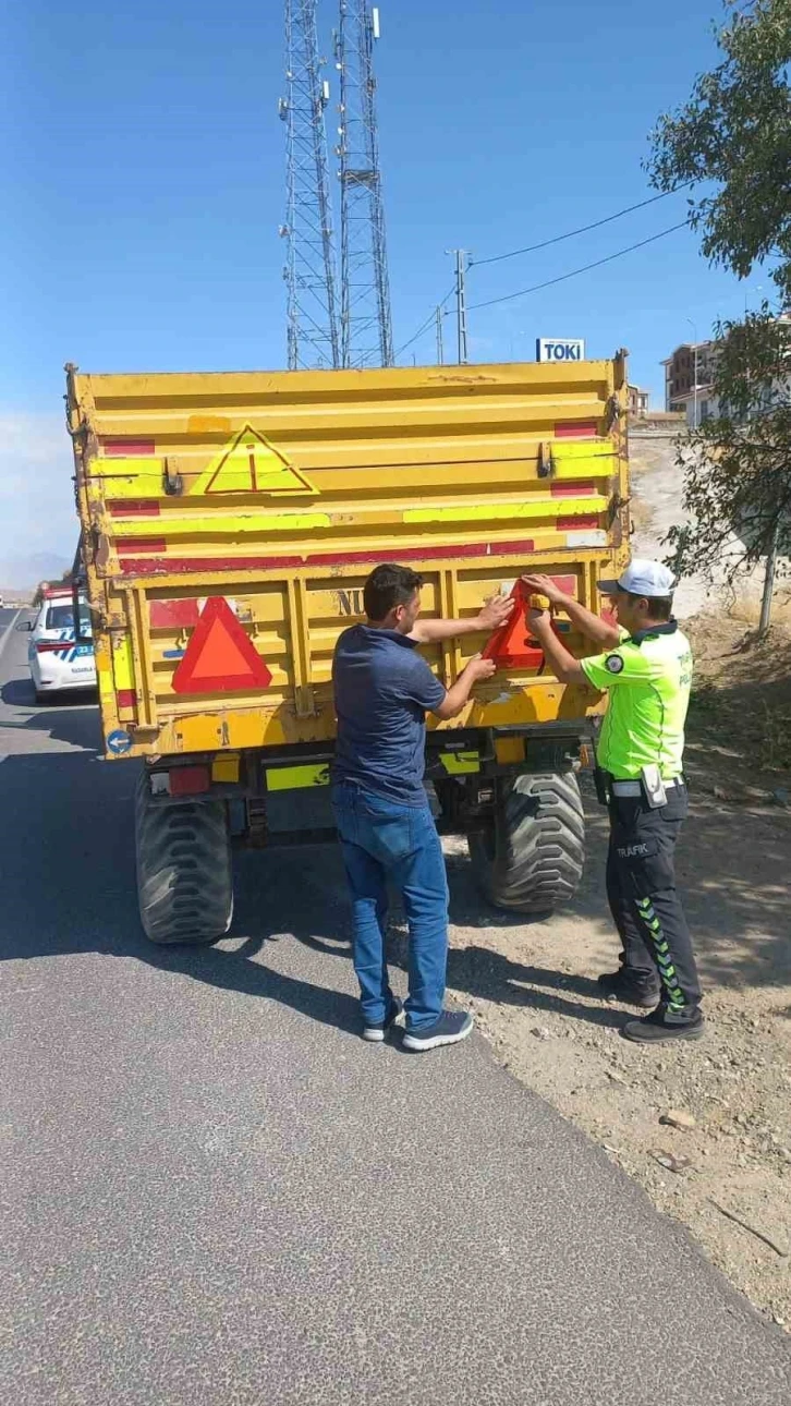 Elazığ’da kazalara karşı önlem, römorklara reflektör takıldı
