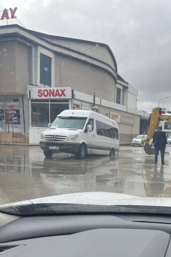 Elazığ’da öğrenci servisi yağmurla dolan çukura düştü
