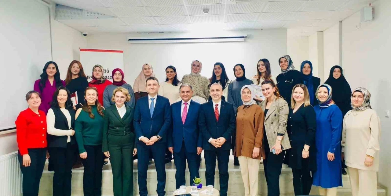 Elazığ’da öğretmen adayları sertifikalarını aldı
