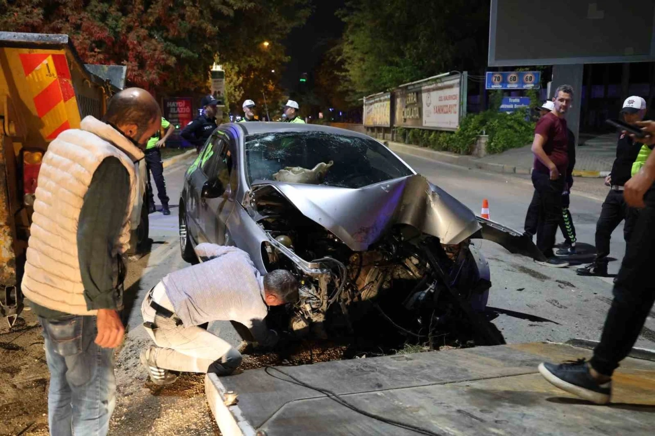 Elazığ’da otomobil sinyalizasyon direğine çarptı: 3 yaralı
