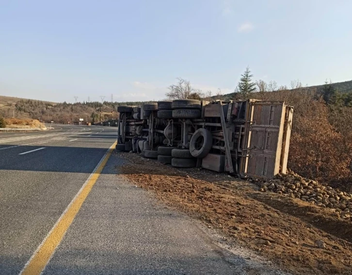 Elazığ’da pancar yüklü tır devrildi: 1 yaralı
