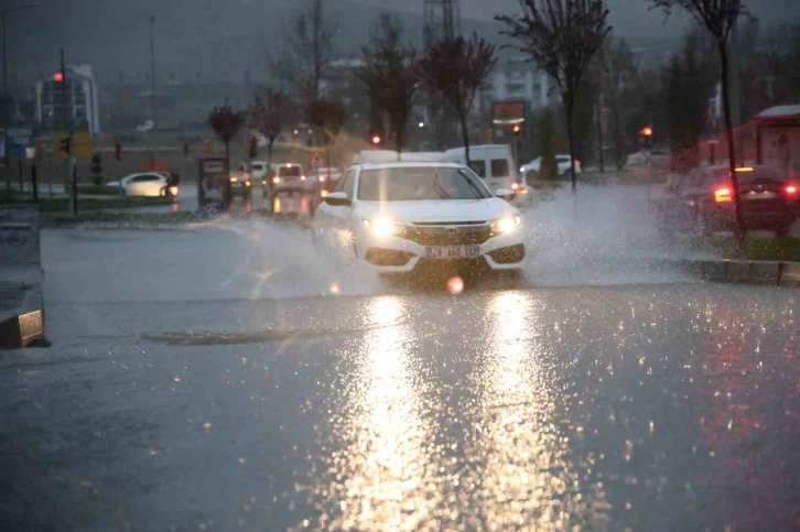 Elazığ’da sağanak yağış etkili oldu
