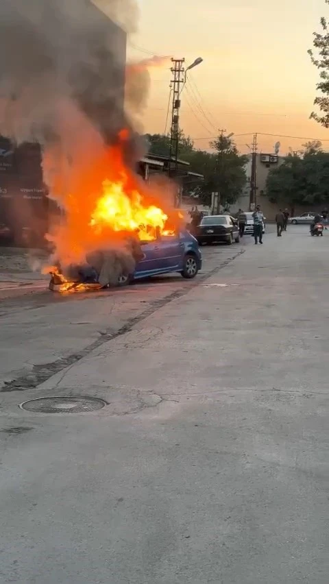 Elazığ’da seyir halindeki otomobil alev topuna döndü
