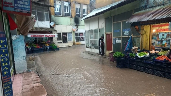 Elazığ'da sağanak su baskınlarına neden oldu