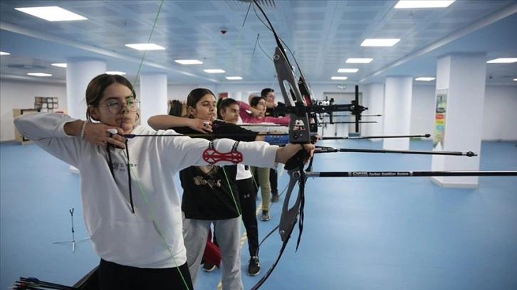 Elazığ'da sporcular Mete Gazoz gibi şampiyon olmanın hedefiyle yay çekiyor